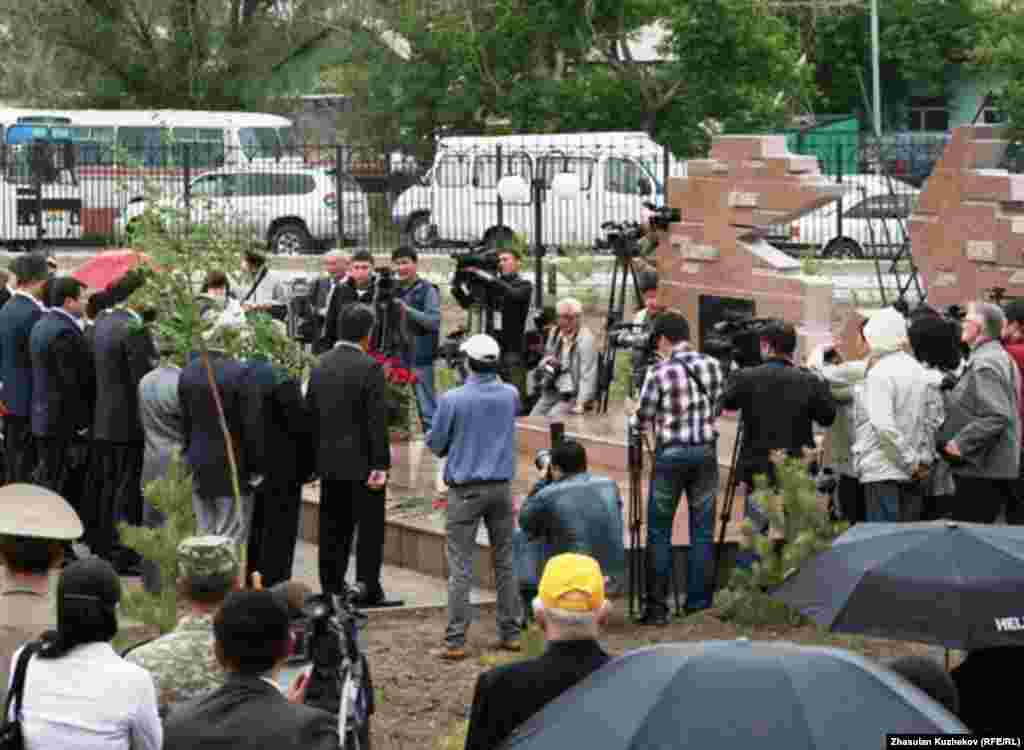 Открытие памятной доски жертвам политических репрессий. Поселок Долинка Карагандинской области, 31 мая 2011 года.  - Открытие памятной доски жертвам политических репрессий. Поселок Долинка Карагандинской области, 31 мая 2011 года.  
