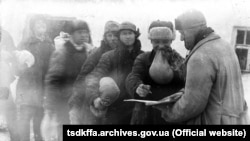 Holodomor u Ukrajini. Seljaci primaju proso radnim danima na kolektivnoj farmi D. Bednoy u selu Udačnoje, Grišinski okrug, Donjecka oblast.