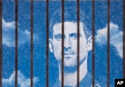 Retragerea vizei lui Djokovici după ce acesta a aterizat în Australia a fost descrisă de tatăl său și de președintele Serbiei drept un atac asupra țării sale de origine. Grupurile anti-vacciniste au folosit cazul pentru a alimenta retorica conspiraționistă. În imagine, un afiș stradal fotografiat pe o clădire din Belgrad, luni, în 10 ianuarie.