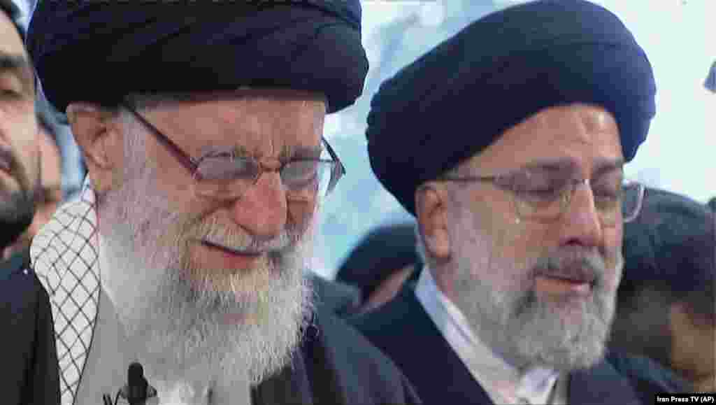 Liderul suprem religios, aiatolahul Hamenei la funerariile generalului Soleimani.&nbsp;