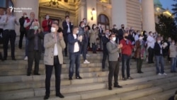 Protest opozicije ispred Skupštine Srbije u vreme policijskog sata