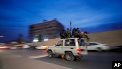 Luftëtarët e opozitës siriane duke festuar pas rënies së Qeverisë siriane në Damask, Siri, më 8 dhjetor 2024.