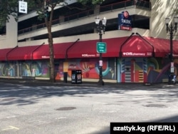 Орегон штатындагы Портленд шаарында көп дүкөндөрдүн терезелери тактай менен жабылган. Август, 2020-жыл.