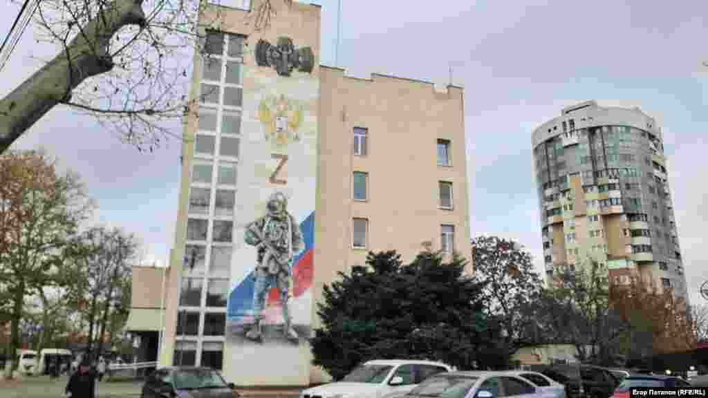 Мурал с буквой Z (один из символов полномасштабной войны России против Украины) и российским военным на стене Главпочтамта в Симферополе