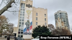 Наглядная реклама полномасштабного вторжения РФ в Украину в Симферополе, осень 2025 года