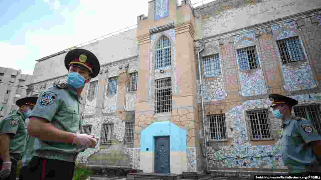 На початку квітня міністр Денис Малюська заявив, що українська пенітенціарна система має проблеми з інфраструктурою, однак коштів на вирішення цього питання в бюджеті немає. Тому гроші планують залучати з альтернативних джерел.&nbsp;Першим таким джерелом стане те, що Мін'юст зробить платні камери підвищеного комфорту в слідчих ізоляторах