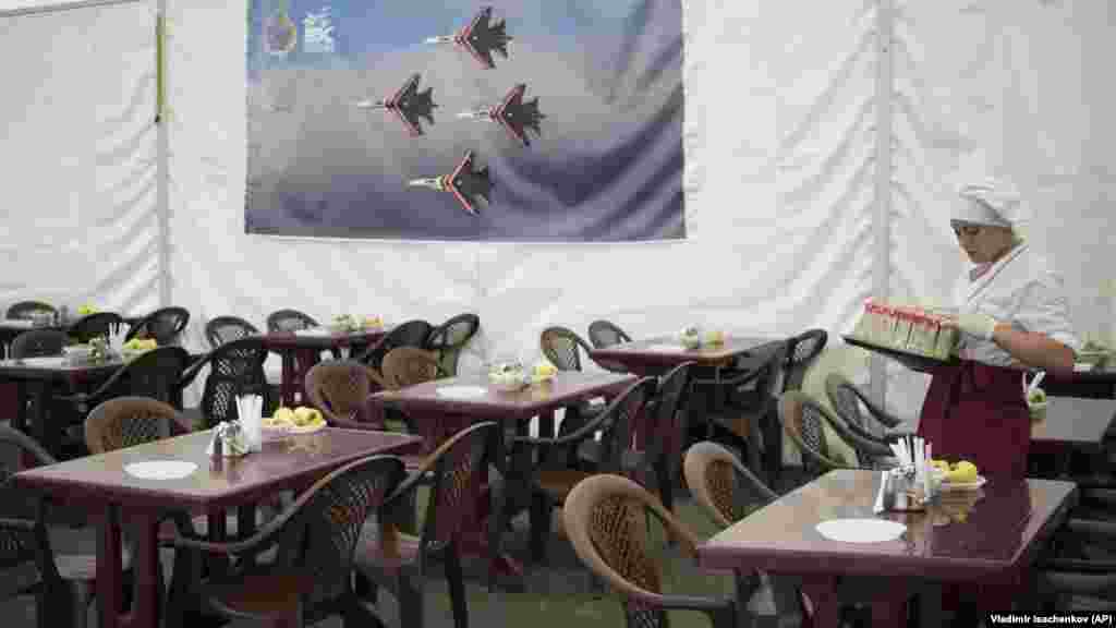 Radnica ruske kafeterije priprema stolove u bazi Hmeimim u oktobru 2015. Robert E. Hamilton, šef istraživanja Evroazije na Institutu za vanjsku politiku, rekao je za RSE da novi vladari Sirije možda ne žele tolerirati baze iz kojih je Kremlj "pokrenuo višegodišnje napade na HTS, druge opozicione grupe i na sirijske civile", tokom građanskog rata u zemlji.