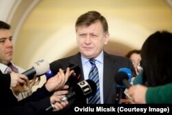 Crin Antonescu anunțase că își suspendă candidatura, spunând că, în primul rând, nu a fost încă stabilită data alegerilor, iar în al doilea rând nu a existat un vot unanim din partea membrilor Coaliţiei.