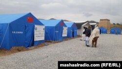 د پاکستان چارواکو په لنډي کوتل کې د ستنېدونکو افغانانو د نوملیکنې او ثبت لپاره یو لنډمهالی کیمپ جوړ کړی دی - د اپرېل درېیمې انځور.