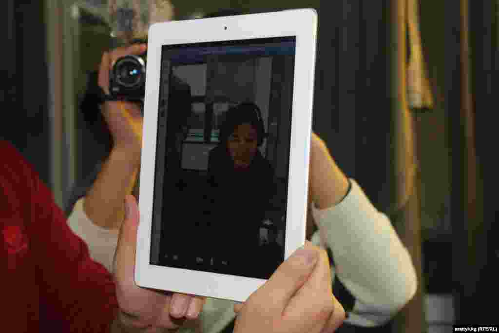 "Азаттык" үналгысынын директору Венера Жуматаева сынактын жеңүүчүлөрүн Прагадан куттуктоодо.