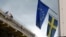 Drapelul UE și cel al Suediei arborate la ambasada suedeză de la Minsk. (Arhivă)
