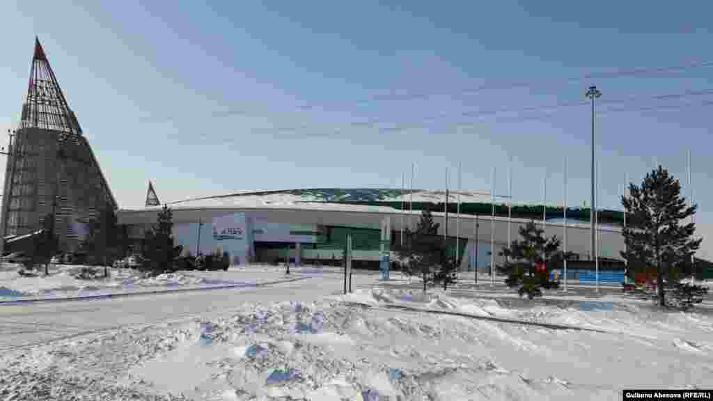 "Май" саяжай қонысы Астанадағы "Алау" спорт кешенінің сыртында орналасқан.