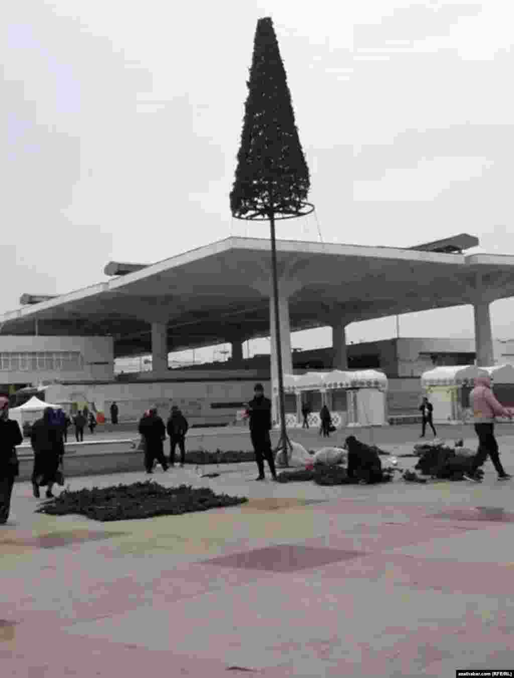 Установка новогодней ёлки&nbsp; &nbsp;