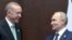 Türkiýäniň prezidenti Rejep Taýýyp Erdogan (çepde) 2022-nji ýylyň oktýabr aýynda Astanada geçirilen konferensiýanyň çäginde Russiýanyň prezidenti Wladimir Putin bilen duşuşýar.