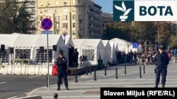 Tendat e mbështetësve të Qeverisë serbe të ngritura para Asamblesë Kombëtare, 2 nëntor 2025.