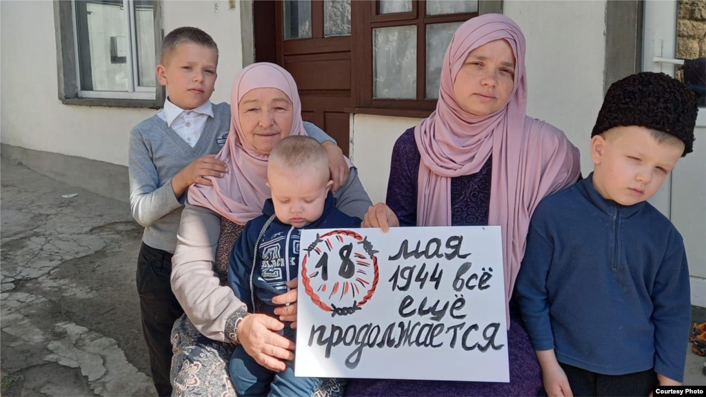 Дружина фігуранта третьої бахчисарайської &laquo;справи Хізб ут-Тахрір&raquo; Амета Сулейманова Ліля Люманова (друга праворуч) зі своєю сім'єю