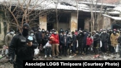 Refugiați găsiți într-o casă abandonată.