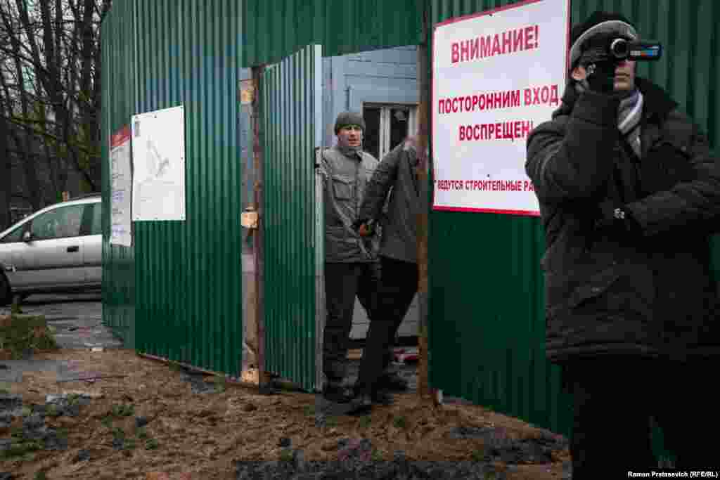 Чацьвёрты дзень. Міліцыянты ў "цывільным" і будаўнікі пільна сочаць за абаронцамі. &nbsp;