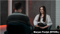 Чоловік розповідає свою історію журналістам