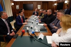 Флоридадагы сүйлөшүүгө катышып жаткан АКШ менен Украинанын өкүлдөрү.