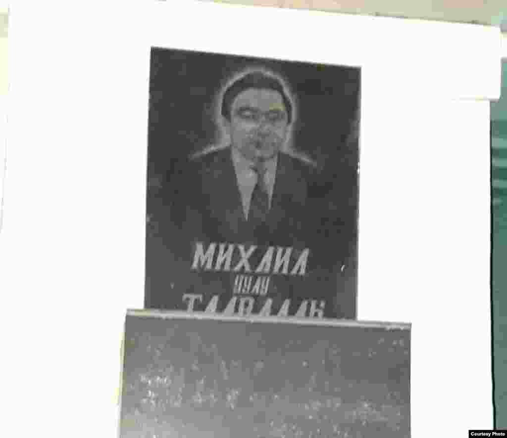 Кичи-Жаргылчак айылындагы орто мектептеги Т.Мурзабековго арналган эскерүү тактасы. 2000-жж.&nbsp;