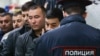 Орусиядагы мигранттарды текшерүү учурунда тартылган сүрөт. 