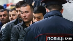 Razie a poliției ruse care verifică actele migranților la un centru comercial din Novosibirsk, noiembrie 2024.