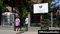 Ustavni sud Kosova čini devet sudija i, na osnovu Ustava i Zakona o Ustavnom sudu, to treba da budu istaknuti pravnici najvišeg moralnog karaktera, sa najmanje 10 godina profesionalnog radnog iskustva i odlične profesionalne reputacije.