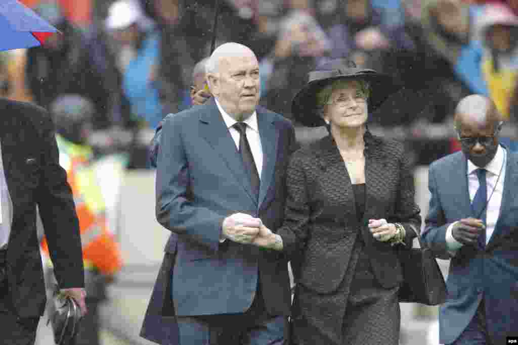 Түштүк Африканын мурдагы президенти Фредерик Виллем де Клерк жубайы Элита менен коштошуу аземине келатат. 