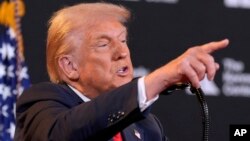 ټرمپ د واشنګټن په کینېډي مرکز کې غونډې ته وینا کوي - د اګست ۱۳مې انځور.