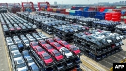 Mașini electrice produse de compania chineză BYD așteaptă să fie încărcate pe nave la un terminal al portului Suzhou din provincia chineză Jiangsu. 11 septembrie 2023.
