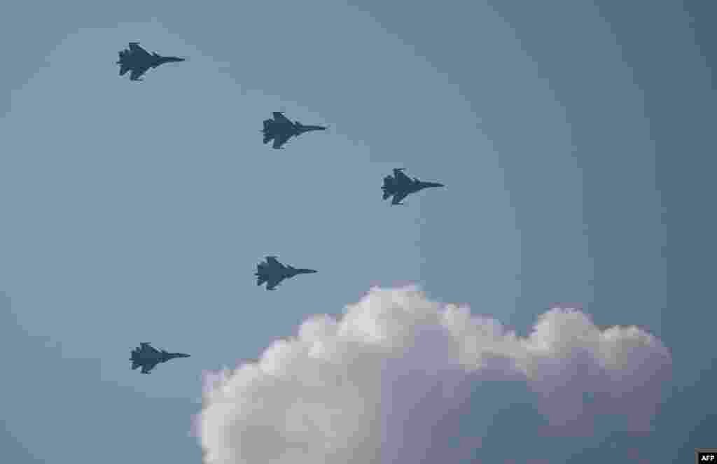 Собравшиеся на месте также увидели масштабный авиационный парад, в котором приняли участие десятки истребителей и вертолетов, некоторые из которых летели в строю, образующем цифру 80.