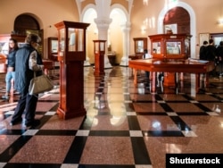 Vizitatori la Matenadaran.