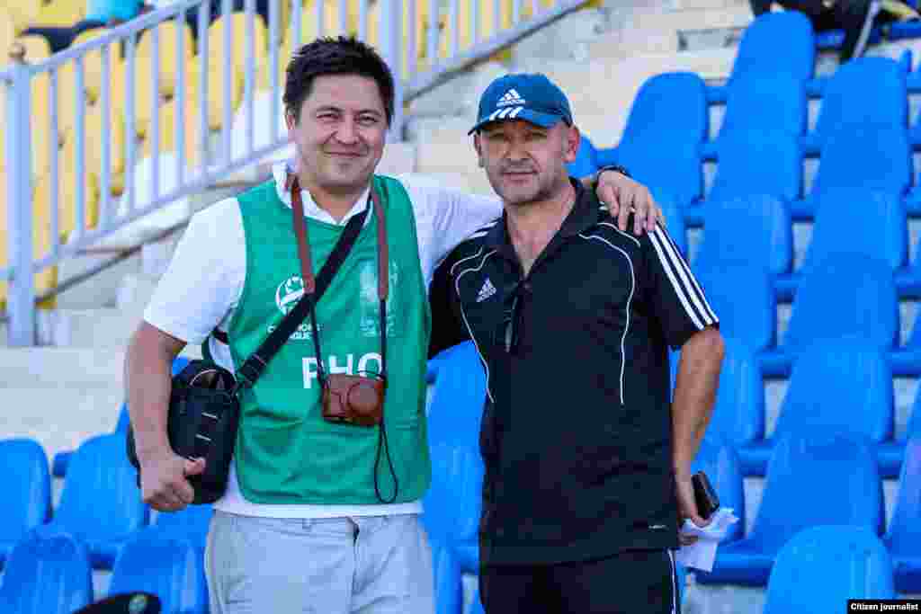 Сүрөттөрдү "Азаттыкка" сунуш кылган фотоблогер Азамат Алымкулов жана футбол калысы Бахадыр Кочкаров.