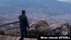 Elvedin Suliq në vendin prej ku u plagos nga një snajper.