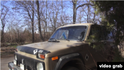 Український і кримськотатарський прапори в машині Олега Приходька, з якими він їздив у Криму з 2014 року