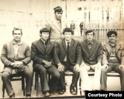 Солдон оңго (отургандар): айдоочу Ёрмухамед, журналисттер: Абдил-Ахат Курбанов, Милхожидин Мамуров, Ашур Мажитов, Исираил Каримов; артта турган – Ниматулло Хабибуллаев. Жерге-Тал, 1978-ж.