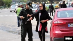 نیروهای موسوم به « گشت ارشاد» در خیابان های تهران برای تطبیق فرمان حجاب زنان و دختران را بازرسی می کنند.