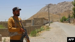 د پاکستان يو عسکر د مې پر ۲۱مه په خضدار کې د بمي بريد له ساحې سره نېږدې ولاړ دی.