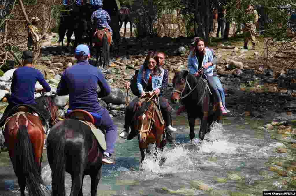 Атчандар оюн өтүп жаткан жерге тоонун суусун кечип өтүп баратышат. Таймаштын урааны - "Бир күч, бир дем!".&nbsp; &nbsp;