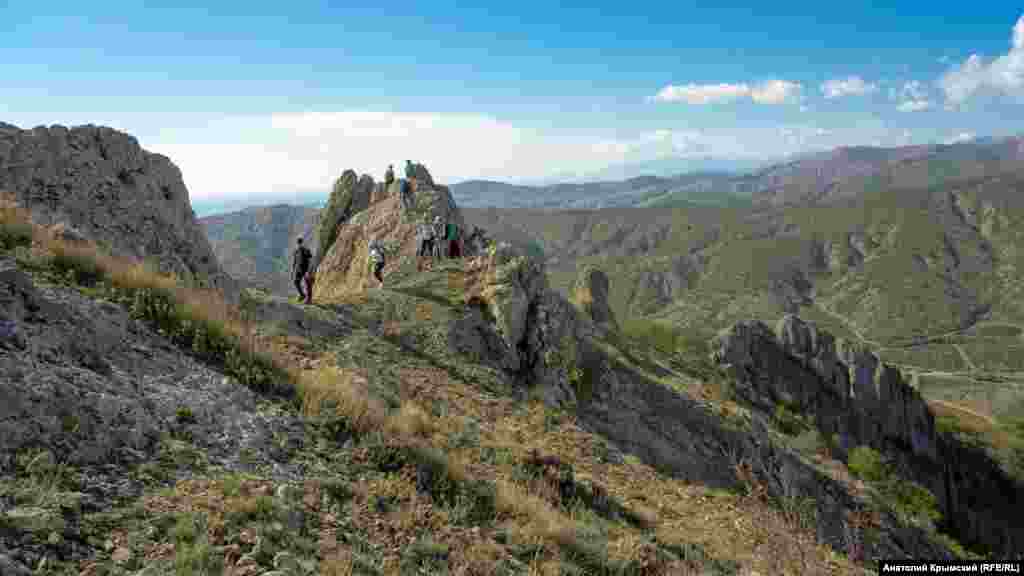 Туристи піднімаються на Хашкі-Кая з боку дороги в село Ворон