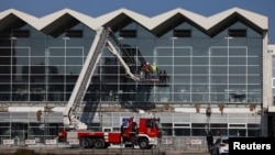 Spasioci ispred Železničke stanice u Novom Sadu nakon tragedije, Srbija, 2. novembra 2024.