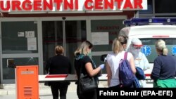 Ispred bolnice u Sarajevu