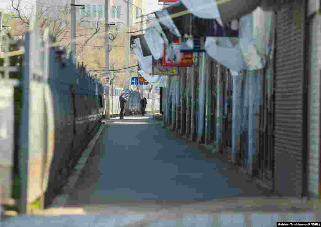 Милиция кызматкери жөө кишилер жүрчү жолду көзөмөлдөп турат.&nbsp;