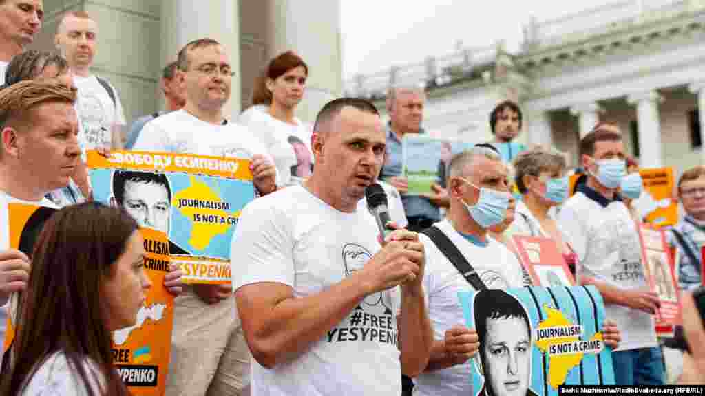 Затриманий і заарештований фрілансер Крим.Реалії Владислав Єсипенко &laquo;не зрадив себе і країну, і має бути негайно звільнений&raquo;, заявив на акції в підтримку Єсипенка колишній політв'язень Кремля, український режисер із Криму Олег Сенцов. &nbsp; &laquo;Коли тебе затримують, у тебе є два шляхи: або зрадити себе і державу, або залишитися вірним собі, своїм принципам і своїй державі. Всі наші побратими, які присутні на цій акції &ndash; не зрадили себе. Я радий, що Влад пішов цим важким і довгим шляхом. Я сподіваюся, що його більше не катуватимуть. Попереду суд, термін, очікування і боротьба. Я вірю, що Влад та інші наші хлопці, які перебувають у полоні в Путіна у&nbsp;Криму, в Росії, на Донбасі, будуть звільнені&raquo;, &ndash; сказав Сенцов 