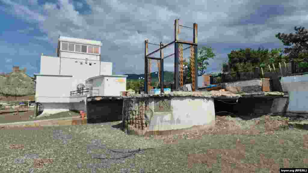 Руїни колишнього кафе грузинської кухні «прикрашають» центральний пляж Судака