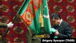 Türkmenistanyň prezidenti Gurbanguly Berdimuhamedow Aşgabatda, 2007-nji ýylyň 14-nji fewralynda inagurasiýa dabarasyna gatnaşýar. Ýyldyzynyň öçügsiligine garamazdan, ol 12 ýyl soňam häkimiýetde.