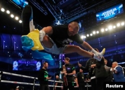 Олександр Усик святкує перемогу над британським чемпіоном світу Ентоні Джошуа. Лондон, 25 вересня 2021 року