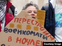 Елена Попова на одной из антивоенных акций прошлых лет