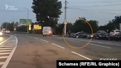 Журналісти зауважують, що на в’їзді на Обухівську трасу чергує охоронець і авто охорони олігарха Ріната Ахметова